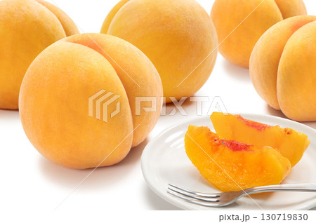 日本の黄色いモモ、黄桃 130719830