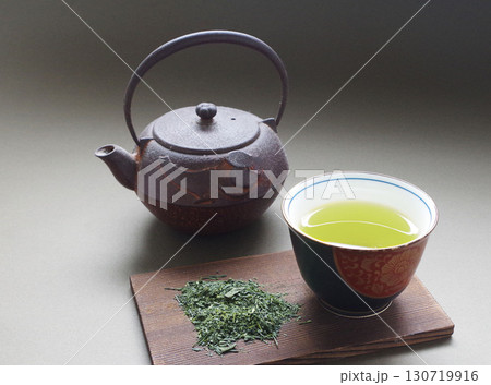 日本茶 お茶の葉 緑茶 鉄瓶 日本のイメージ 日本茶 お茶の葉 緑茶 鉄瓶 日本のイメージ 130719916