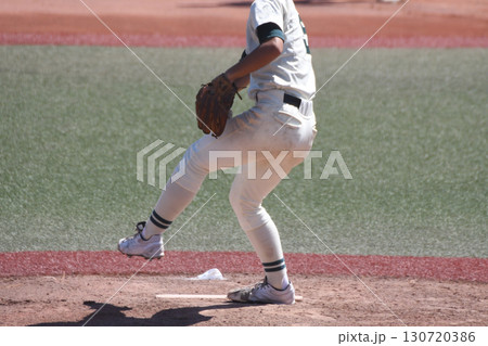 ボールを投げるピッチャー ボールを投げるピッチャー 130720386