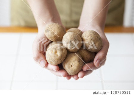 ジャガイモを持つ女性 ジャガイモを持つ女性 130720511