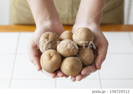 ジャガイモを持つ女性 130720512