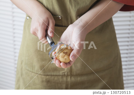 じゃがいもの皮を剥く女性 じゃがいもの皮を剥く女性 130720513