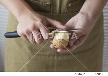 じゃがいもの皮を剥く女性 じゃがいもの皮を剥く女性 130720520