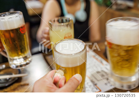 生ビールで乾杯。深夜の沖縄最大の歓楽街で晩酌をする。 沖縄県那覇市松山地区-2025/6/26 生ビールで乾杯。深夜の沖縄最大の歓楽街で晩酌をする。 沖縄県那覇市松山地区-2025/6/26 130720535