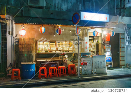 ネオン等趣ある外観。古いスクーター等の置かれた外カウンター。深夜の沖縄最大の歓楽街で晩酌。 ネオン等趣ある外観。古いスクーター等の置かれた外カウンター。深夜の沖縄最大の歓楽街で晩酌。 130720724