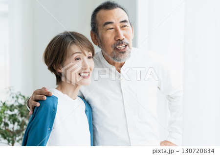 窓際で外を見るシニア夫婦 窓際で外を見るシニア夫婦 130720834