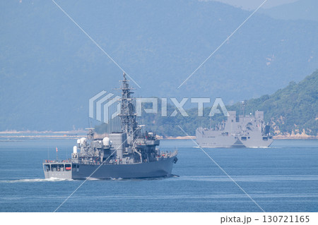 航行中の海上自衛隊の護衛艦あぶくま と 輸送艦ようこう 130721165
