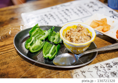 冷やしピーマンの肉味噌。 （冷やした生のピーマンに肉味噌を乗せて食す。沖縄県那覇市松山地区-2025 130721320