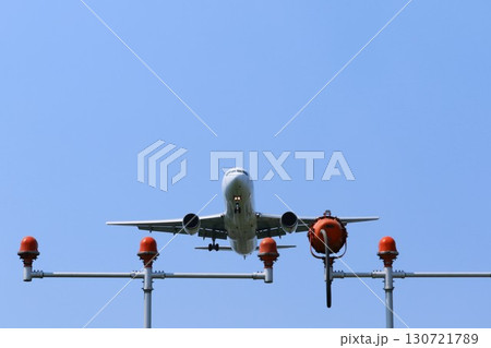 離着陸する航空機 130721789