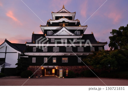 夕暮れ時の岡山城（烏城） 130721831