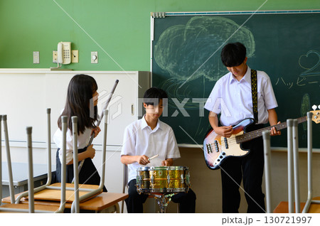 文化祭に向けてバンド練習をする生徒たち 学校の教室での青春イメージ 文化祭に向けてバンド練習をする生徒たち 学校の教室での青春イメージ 130721997