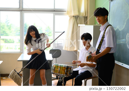 文化祭に向けてバンド練習をする生徒たち　学校の教室での青春イメージ 130722002