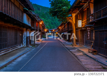 長野県　南木曽町　中山道　妻籠宿の町並み 130722371