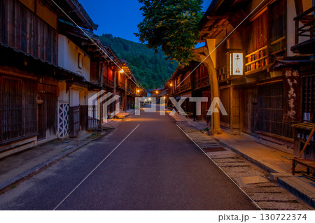 長野県　南木曽町　中山道　妻籠宿の町並み 130722374