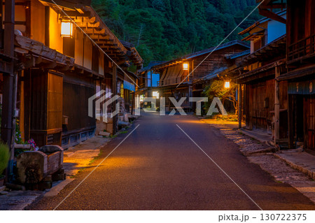 長野県　南木曽町　中山道　妻籠宿の町並み 130722375
