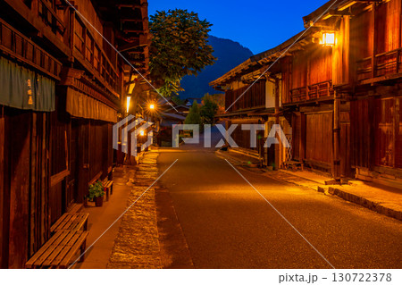 長野県　南木曽町　中山道　妻籠宿の町並み 130722378