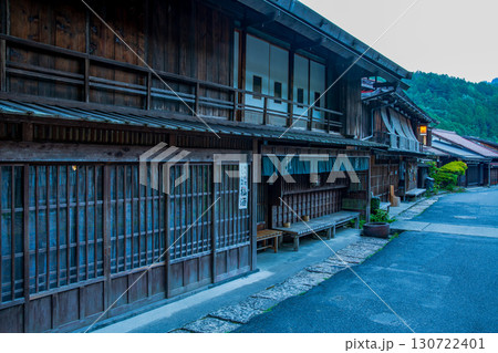 長野県　南木曽町　中山道　妻籠宿の町並み 130722401