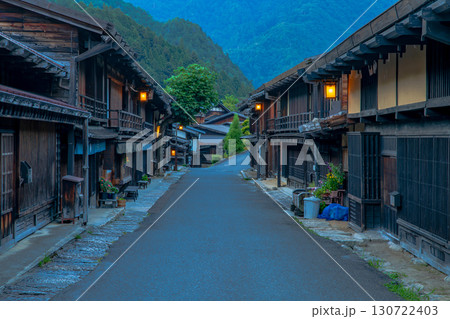 長野県　南木曽町　中山道　妻籠宿の町並み 130722403