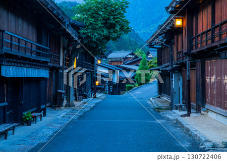 長野県　南木曽町　中山道　妻籠宿の町並み 130722406
