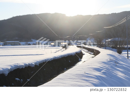 夕日に灯された雪原 130722832