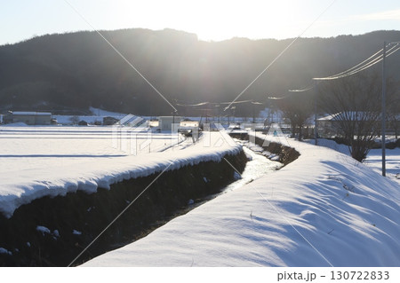 夕日に灯された雪原 130722833