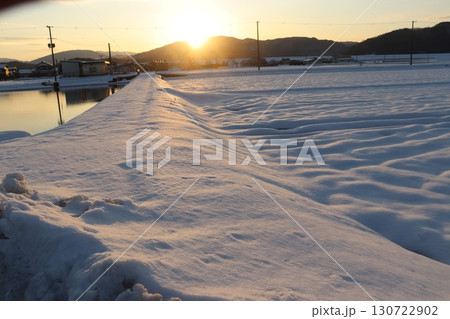 夕日に灯された雪原 夕日に灯された雪原 130722902