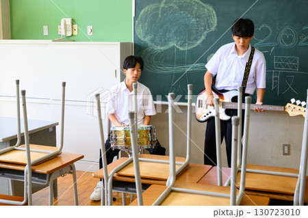 文化祭に向けてバンド練習をする生徒たち 学校の教室での青春イメージ 文化祭に向けてバンド練習をする生徒たち 学校の教室での青春イメージ 130723010