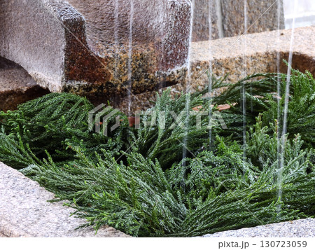 八坂神社　手水舎（手水鉢） 130723059