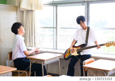文化祭に向けてバンド練習をする生徒たち 学校の教室での青春イメージ 文化祭に向けてバンド練習をする生徒たち 学校の教室での青春イメージ 130723103