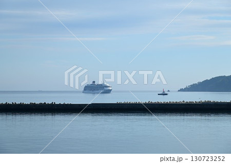 宮古港の朝 遠くに見える飛鳥Ⅲ 宮古港の朝 遠くに見える飛鳥Ⅲ 130723252