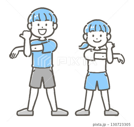 ストレッチ（柔軟）をする男の子と女の子 130723305