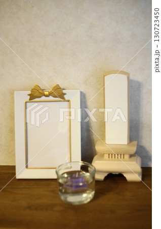 供養写真立てと白木の位牌と蝋燭 ペット 供養写真立てと白木の位牌と蝋燭 ペット 130723450