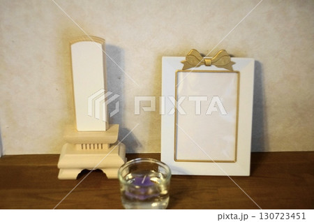 供養写真立てと白木の位牌と蝋燭 130723451