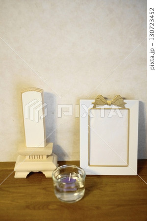 供養写真立てと白木の位牌と蝋燭　犬猫鳥兎さん用 130723452