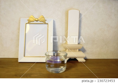 ペットの供養写真立てと白木の位牌 130723453