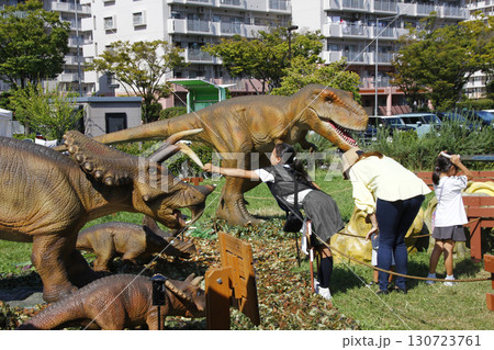 イベントに子供達が喜ぶ動く恐竜がやってきた イベントに子供達が喜ぶ動く恐竜がやってきた 130723761