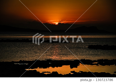 ＜五島の風景＞秋の日が沈む間際の海の景色 130723786