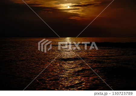＜五島の風景＞秋の日が沈む間際の海の景色 130723789