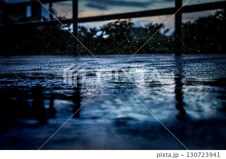 <素材>夕暮れのキャンプ場に降る雨 <素材>夕暮れのキャンプ場に降る雨 130723941
