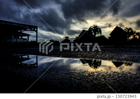 ＜素材＞雨の夕暮れのキャンプ場のロッジ 130723943