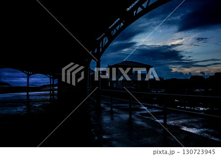 ＜素材＞雨の夕暮れのキャンプ場のテント 130723945