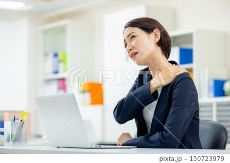 悩むビジネスウーマン 悩むビジネスウーマン 130723979