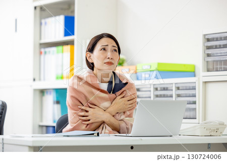 オフィス　寒い　女性 130724006