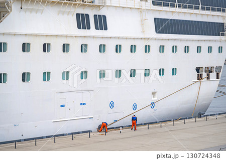 接岸作業する乗組員と大型客船 130724348