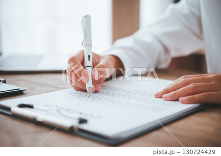 businessman is negotiating, advising, and explaining the matter of the contract to be agreed to sign the contract. businessman is negotiating, advising, and explaining the matter of the contract to be agreed to sign the contract. 130724429