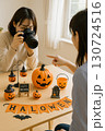 Halloween・かぼちゃ・ハロウィーン小物を撮影する女性 130724516