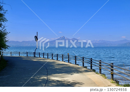 猪苗代湖と磐梯山・鬼沼付近（福島県郡山市・湖南町） 130724938