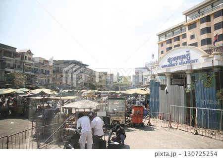 カンボジアの風景_プノンペン_バス停留所 130725254