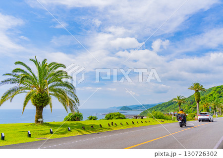 【宮崎県】宮崎市・道の駅フェニックス 海辺を走る車 【宮崎県】宮崎市・道の駅フェニックス 海辺を走る車 130726302