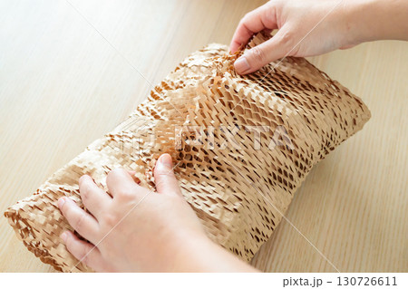 Eco friendly brown paper honeycomb wrap for product packaging parcel carton box 130726611